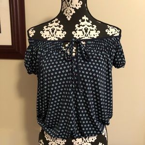 “Max Studios“ fun top looks great with white pants